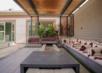 شاليه بمسطح اخضر ومسبح 