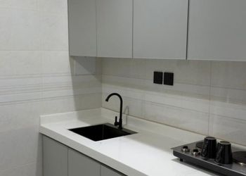استديو بأثاث مريح وبسيط 