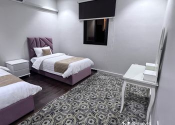 شاليه بمسطح اخضر وجلسة خارجية 