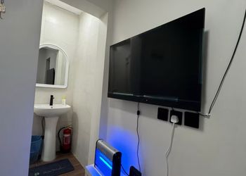 استديو بأثاث مريح وبسيط 