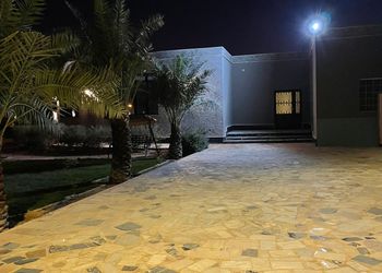 استراحة بمسطح اخضر وجلسه خارجيه