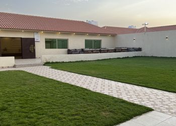 شاليه مجالس ومسطح اخضر 
