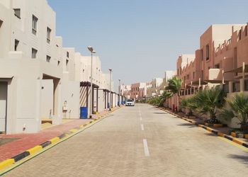 شالية بجلسة وبإطلالة على البحر
