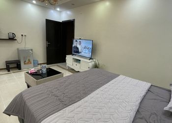 استديو بأثاث مريح وبسيط 