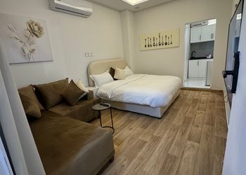 استديو بسرير ماستر وجلسة جانبية 