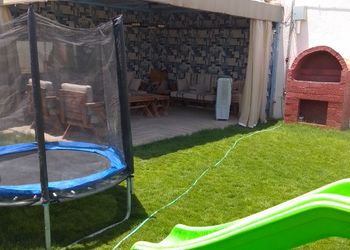 شاليه بمسطح اخضر ومسبح 