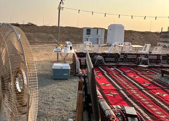مخيم أنيق بملعب طائرة وحفرة مندي