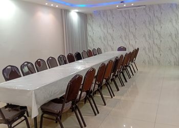 شاليه بمسطح اخضر ومسبح