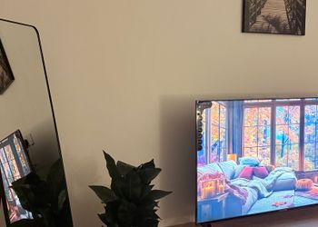 استديو بأثاث مريح وبسيط 