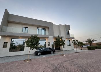 استراحة بمجلس واسع وفناء خارجي 
