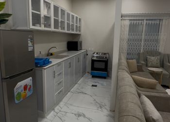 شاليه بمسطح اخضر و مسبح بحاجز