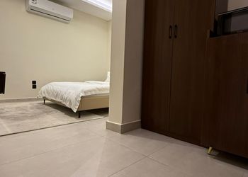 استديو بأثاث مريح وبسيط 