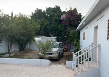 استراحة بجلسة خارجية ومسطح اخضر