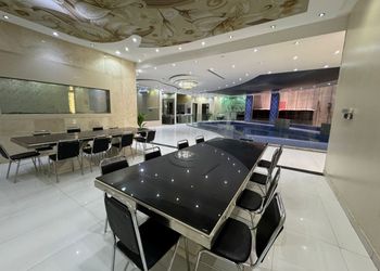 شاليه بجلسة تطل على مسبح داخلي 