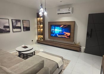 شقة بصالة أنيقة وتصميم هادئ 