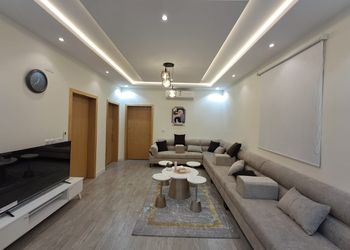 شقة بصالة مريحة ومجلس وبلكونة 