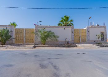 شاليه بجلسة خارجية ومجالس