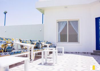 استراحة بمسبح و مسطح اخضر