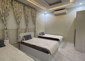 شاليه بجلسة خارجية ومسطح اخضر