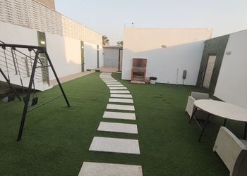 شاليه بجلسة خارجية وألعاب اطفال 