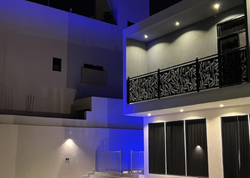 شاليه بمسطح اخضر ومسبح 