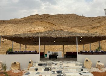 مخيم بجلسة وبإطلالة على الجبل 