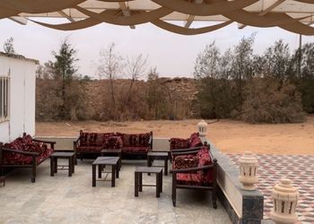 كرفان بجلسة خارجية داخل مزرعة