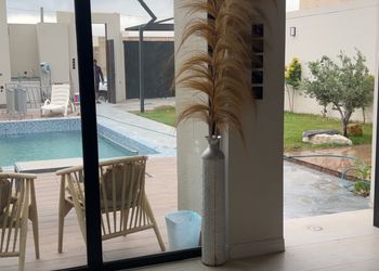 شاليه بمسطح اخضر وجلسة خارجية