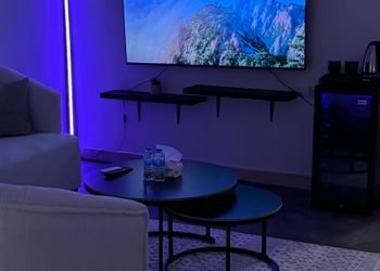 استديو بسرير ماستر وأثاث مريح 