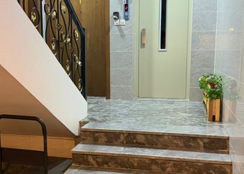 شقة بصالة ومجلس وثلاث غرف نوم 