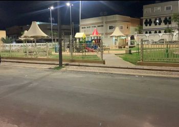شقة بغرفتين نوم وصالة ومجلس