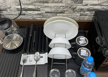 استديو بأثاث مريح وبسيط 