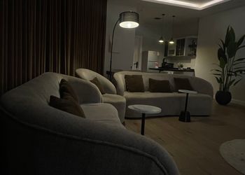 شاليه بمسطح اخضر وجلسة خارجية 