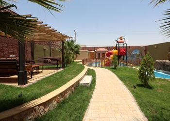 كوخ ريفي بمسطح اخضر وجلسة خارجية