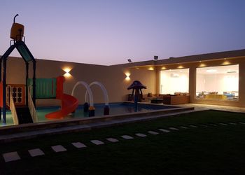 شاليه بجلسة تطل على مسبح خارجي 