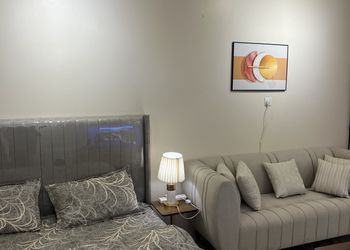 استديو بأثاث مريح وبسيط 