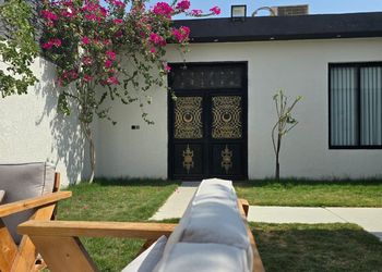 شاليه بجلسة خارجية وأجواء ممتعة 