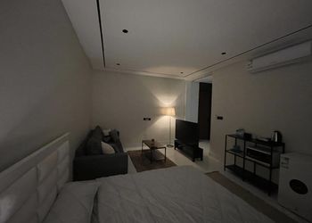 استديو بأثاث مريح وبسيط 