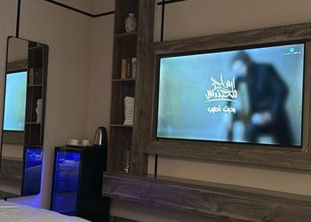غرفة بسرير ماستر وجلسة جانبية