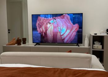 استديو بأثاث مريح وبسيط 