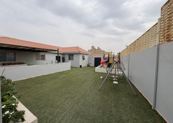 استراحة بمسبح خارجي 