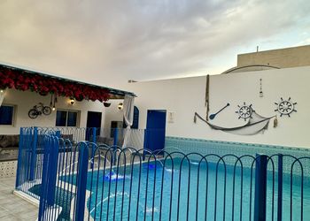 شاليه بجلسة مطلة على المسبح
