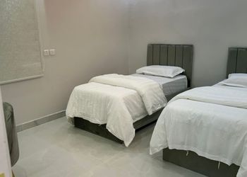 شاليه بمسطح اخضر ومسبح 