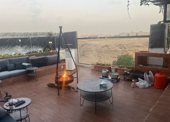 شاليه بجلسة خارجية ومسبح 