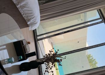 شاليه بجلسة خارجية وملعب كرة سلة