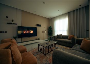 شقة غرفتين نوم و سينما وبلكونه
