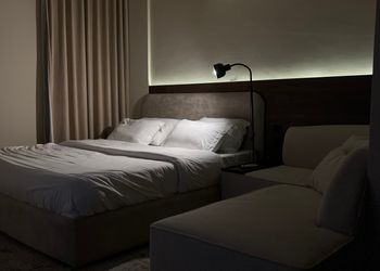 استديو هادئ بسرير ماستر
