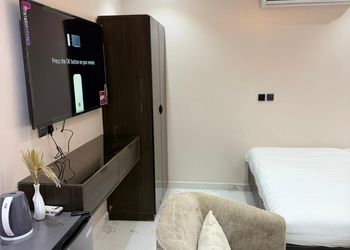 استديو بأثاث مريح وبسيط 