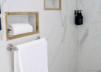 استديو بأثاث مريح وبسيط 