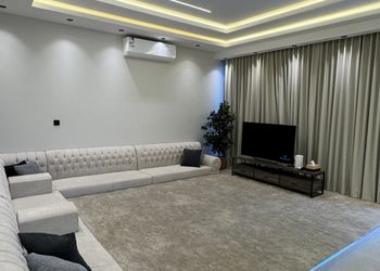 شاليه بجلسة تطل على مسبح خارجي 